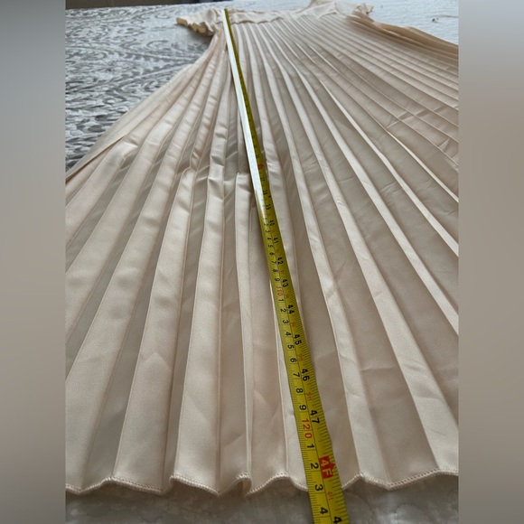 Boutique‎ Cream Pleated Dress Size Small - Picture 6 of 8